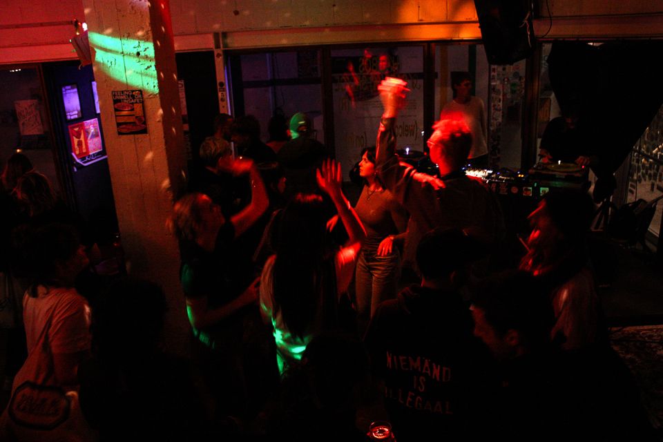 2024_10_02 WAV WARRECORDS W: THE ORPHANAGE COMMITTEE POSTELEIN & WAR B2B PIXIE + FANZINE - Violeta Chouciño Veiga - 47