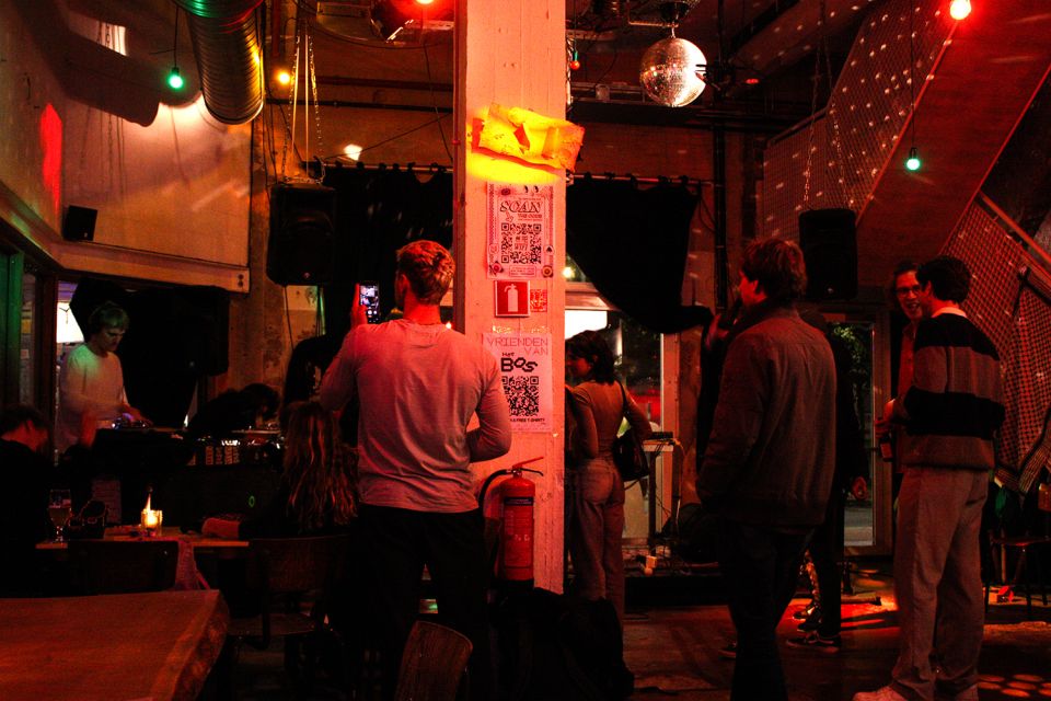 2024_10_02 WAV WARRECORDS W: THE ORPHANAGE COMMITTEE POSTELEIN & WAR B2B PIXIE + FANZINE - Violeta Chouciño Veiga - 29
