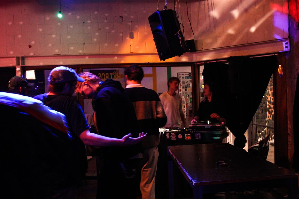 2024_10_02 WAV WARRECORDS W: THE ORPHANAGE COMMITTEE POSTELEIN & WAR B2B PIXIE + FANZINE - Violeta Chouciño Veiga - 41