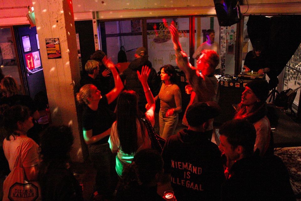 2024_10_02 WAV WARRECORDS W: THE ORPHANAGE COMMITTEE POSTELEIN & WAR B2B PIXIE + FANZINE - Violeta Chouciño Veiga - 49