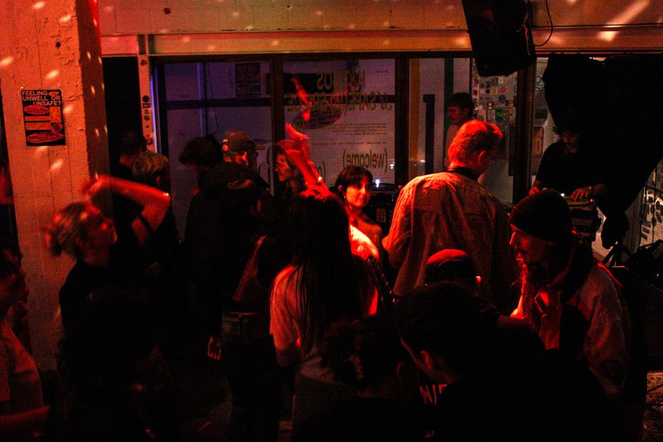 2024_10_02 WAV WARRECORDS W: THE ORPHANAGE COMMITTEE POSTELEIN & WAR B2B PIXIE + FANZINE - Violeta Chouciño Veiga - 50
